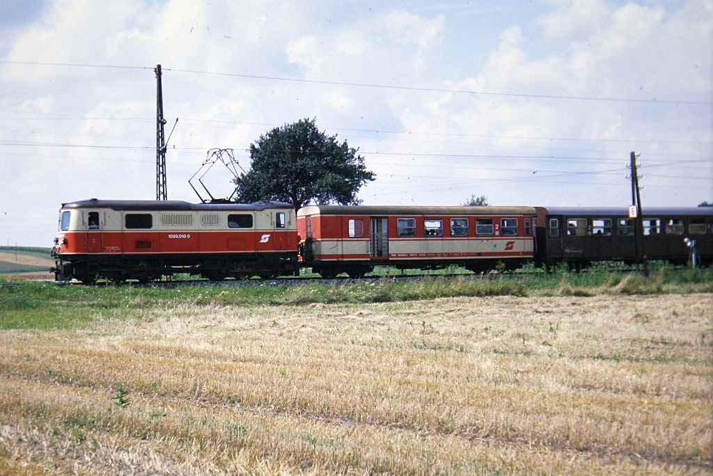 BB 1099 010-9 im August 1989 bei Obergrafendorf. (Diascan)