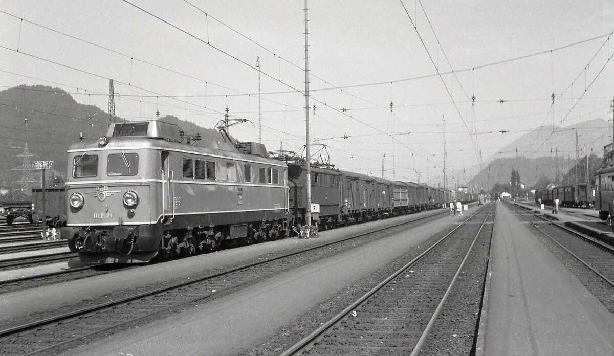 ÖBB 1110 21 + 1670 17 mit Güterzug abfahrtbereit in richtung Hall in Tirol. Bludenz, am 09.07.1974. Scanbild 90203, Agfa Isopan IF.