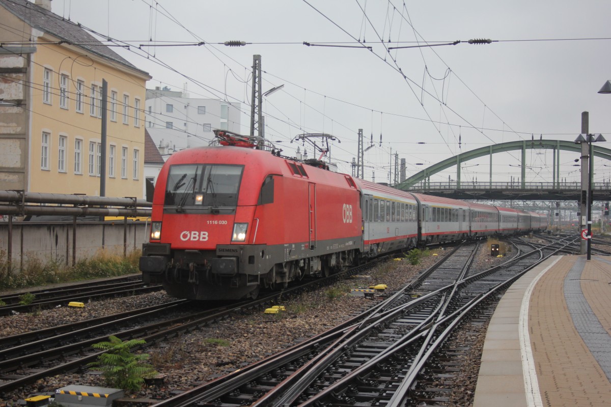 ÖBB 1116 030 kommt am 24.08.2013 mit einen IC in Wien Westbahnhof Eingefahren.
Mehr Bilder findet ihr auf www.bahnfotokiste.com 