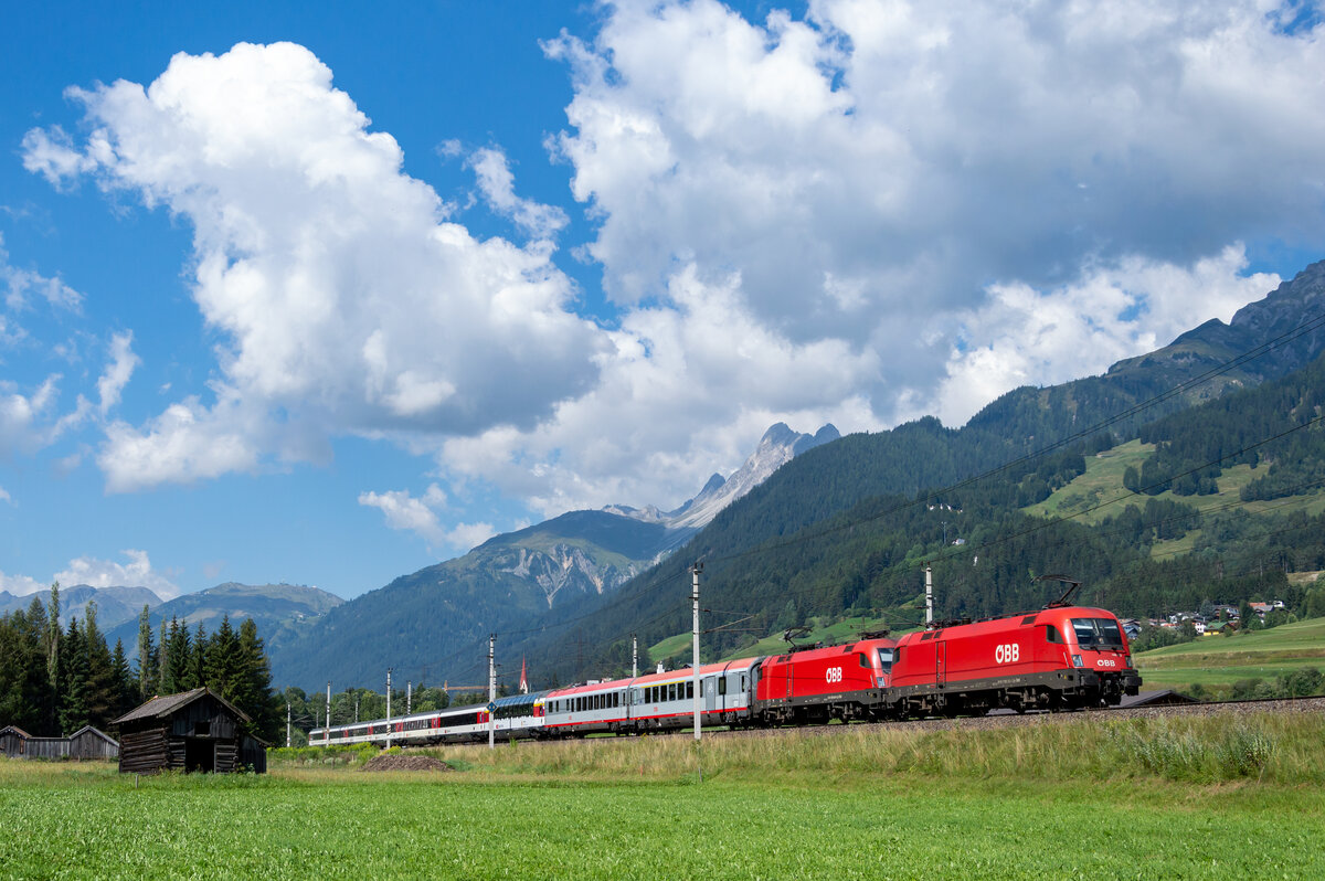 ÖBB 1116 042 und 1016 041 mit EC 163  Transalpin  von Zürich nach Graz bei Pettneu am Arlberg - 12.08.2022
