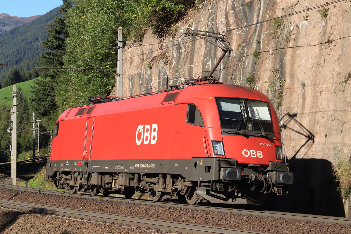 ÖBB 1116 043-1 als Lokzug Richtung Innsbruck Hbf bei der Talfahrt. Aufgenommen bei Gries am Brenner am 25.09.2021
