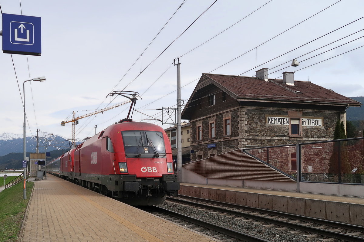 ÖBB 1116 047-2 und 1116 175-1 durchfahren als EC den Bahnhof Kematen in Tirol. Aufgenommen 11.4.2018.