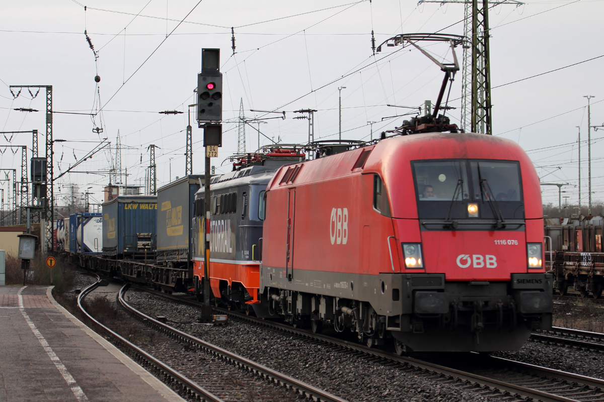 ÖBB 1116-076 mit Hector 142.105-8 am Haken durchfährt Duisburg-Bissingheim 4.2.2017