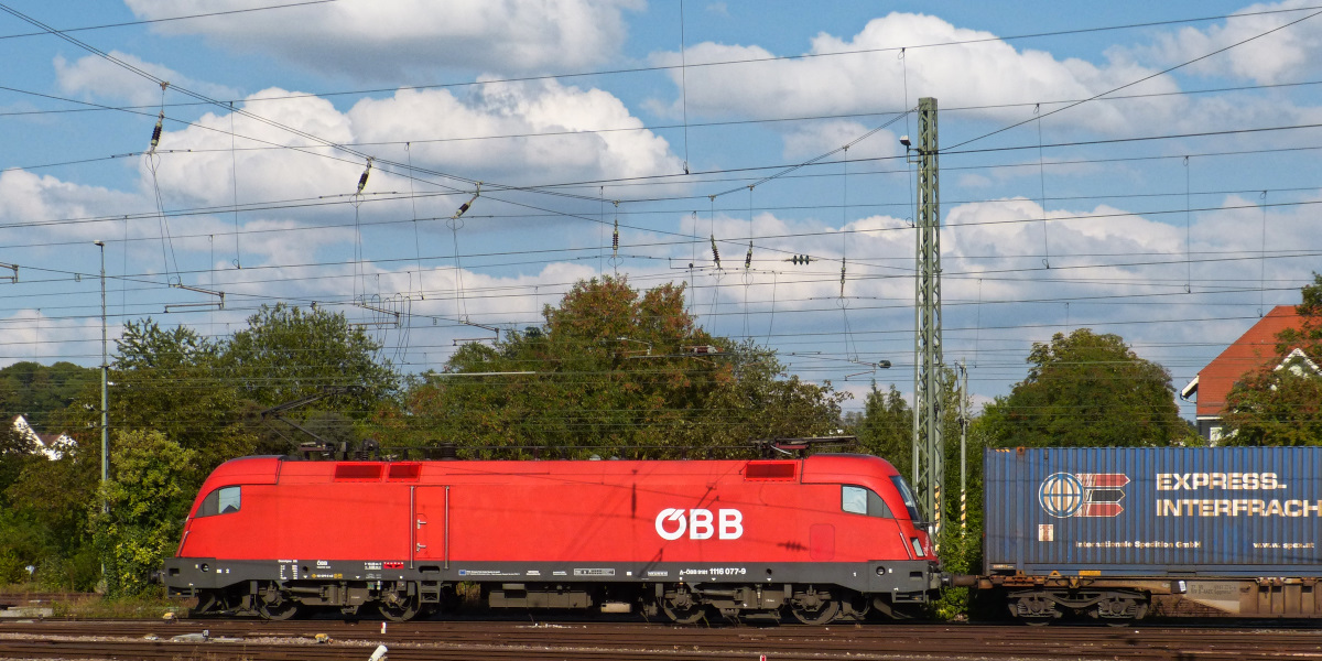 ÖBB 1116 077-9, die auf dem hintersten Gleis durch den Bahnhof Crailsheim schlich. 04.09.2015