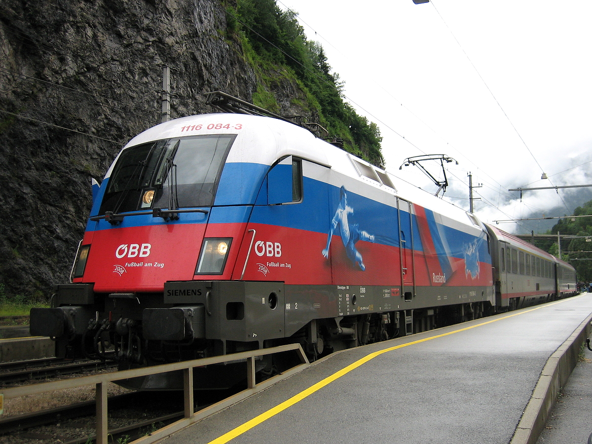 ÖBB 1116 084-3  EM Russland  an einem EC nach Wien Westbahnhof beim Zwischenhalt hier stark verregneten Bahnhof Imst-Pitztal. Aufgenommen am 14.07.2008