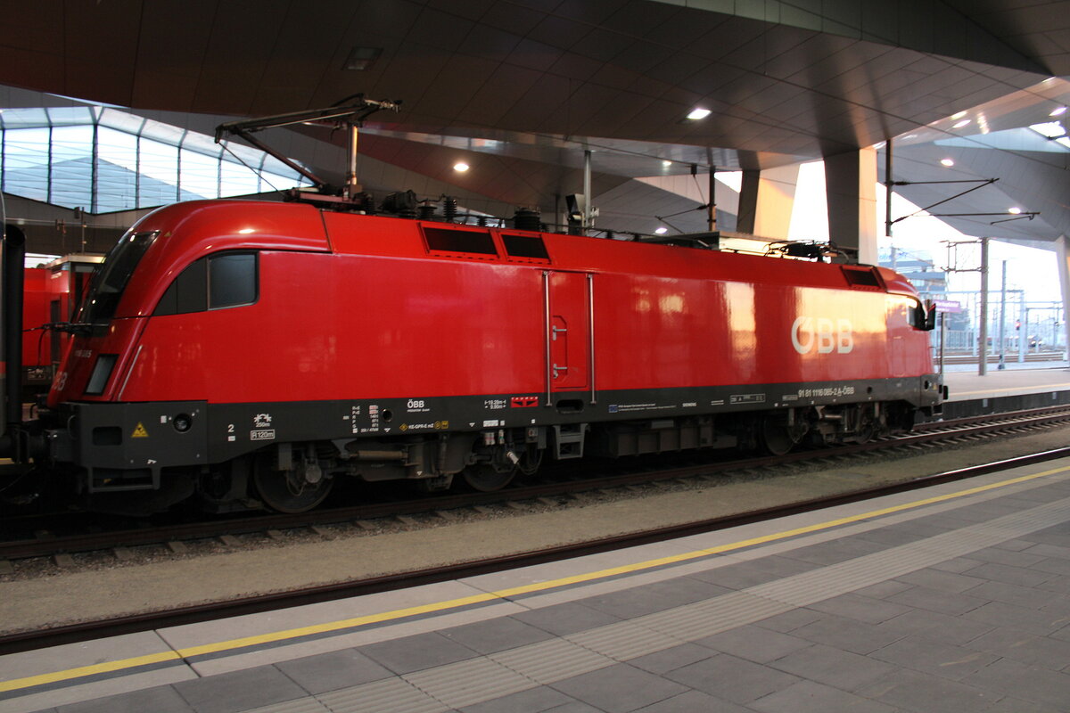 ÖBB 1116 085 am NJ 468 nach Paris Est, am 15.08.2022 in Wien Hauptbahnhof.