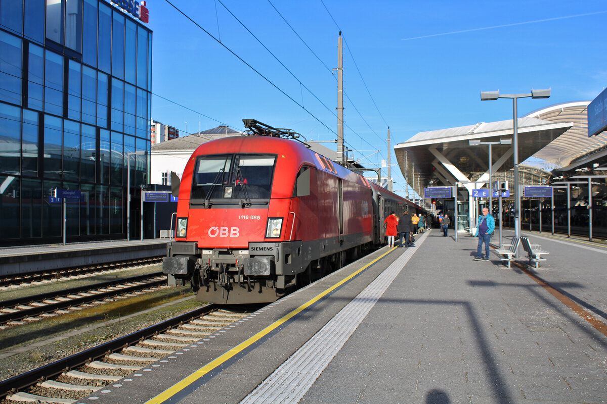 ÖBB 1116 085 steht mit EC112 zur Fahrt nach Frankfurt (M) Hbf in Salzburg Hbf. (28.12.2022)