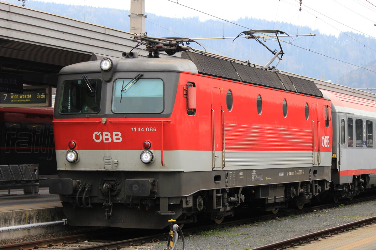 ÖBB 1116 086-6 wartet mit dem IC 515 nach Graz Hbf auf die Abfahrt auf Gleis 6 in Innsbruck Hbf. Aufgenommen am 18.04.2015