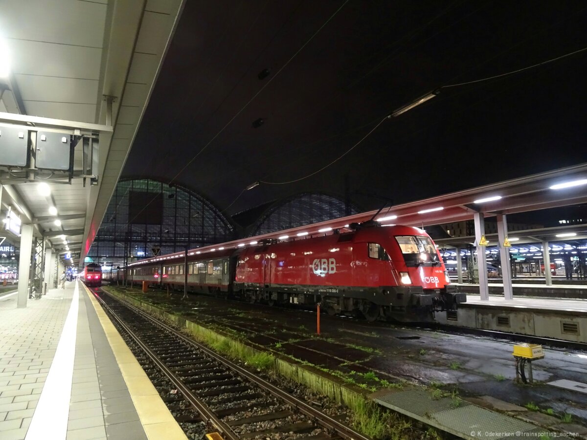ÖBB 1116 086 mit einem IC in Frankfurt am Main Hbf bei Nacht. 