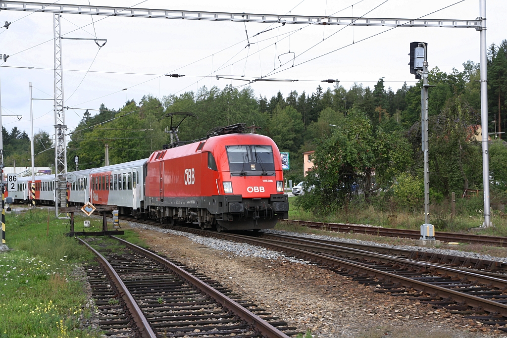 ÖBB 1116 088-6 fährt am 22.September 2018 mit dem Os 3800  Donau Moldau  (Linz - Ceske Budejovice) in den Bahnhof Kaplice ein.