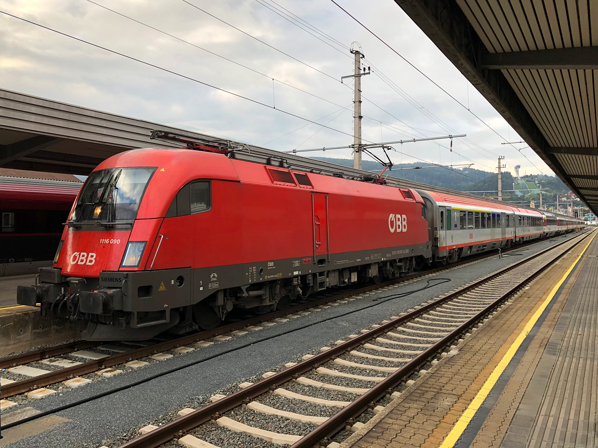 ÖBB 1116 090-2 wartet mit dem IC 515 nach Graz Hbf auf die Ausfahrt aus Innsbruck Hbf am frühen Morgen. Dieser Zug verkehrte an diesem Tag mit der Zuggarnitur des EC 163/164  Transalpin  weil er aufgrund von Bauarbeiten (im Zeitraum vom 09.09.2021 bis 30.09.2021) an der Ennstalbahn nur bis Bischofshofen verkehrte. Dort wurde dann gewendet fuhr von dort aus als EC 164 nach Zürich HB. Aufgenommen am 18.09.2021