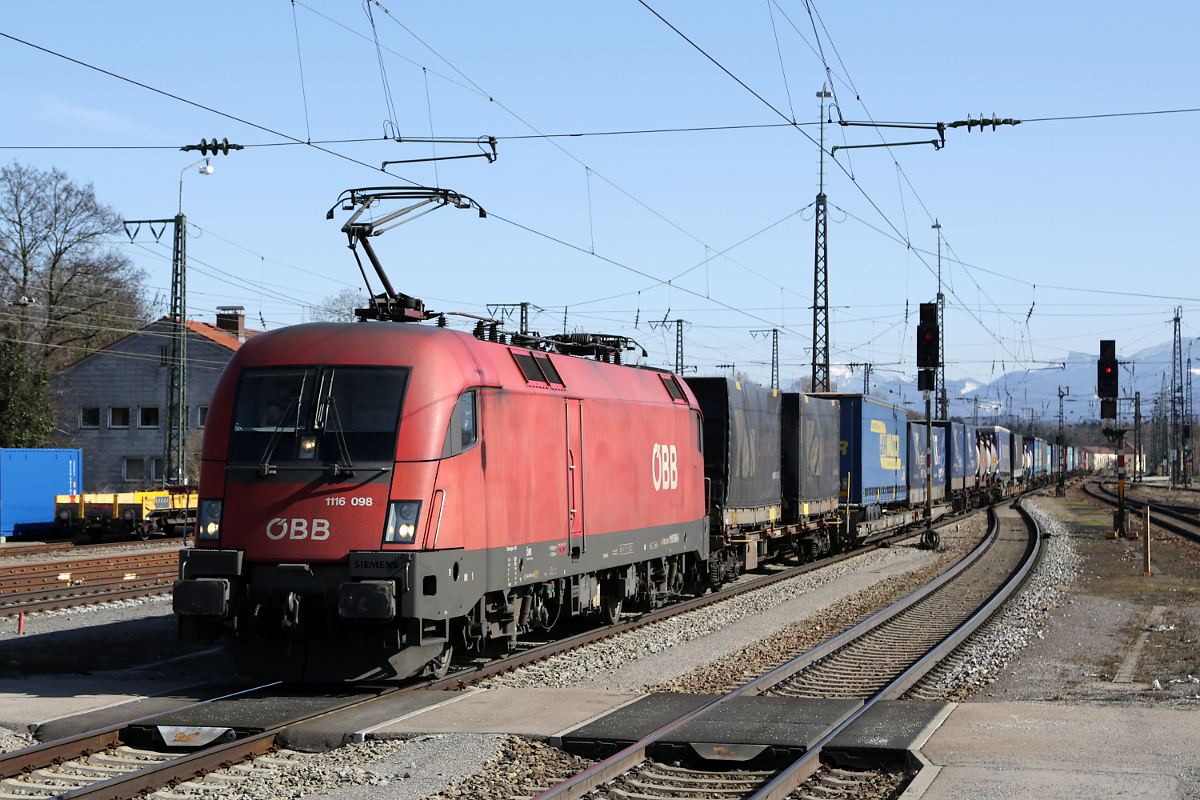 ÖBB 1116 098 durchfährt am 07.03.2015 mit einem KLV-Zug Rosenheim