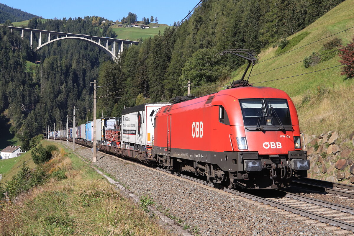 ÖBB 1116 102-5 als Zuglok einer ROLA von Wörgl Terminal Nord nach Brennersee bei der Bergfahrt. Aufgenommen bei St. Jodok am Brenner am 09.10.2021