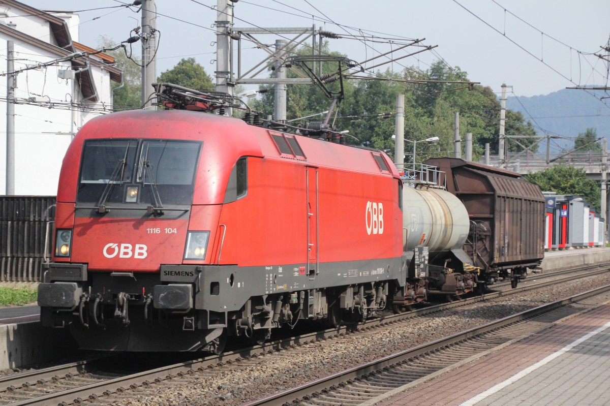 BB 1116 104 mit einem durchaus  modellbahntauglichem  Gterzug bei der Durchfahrt in Salzburg-Sd am 23.08.2013 in Richtung Sden.