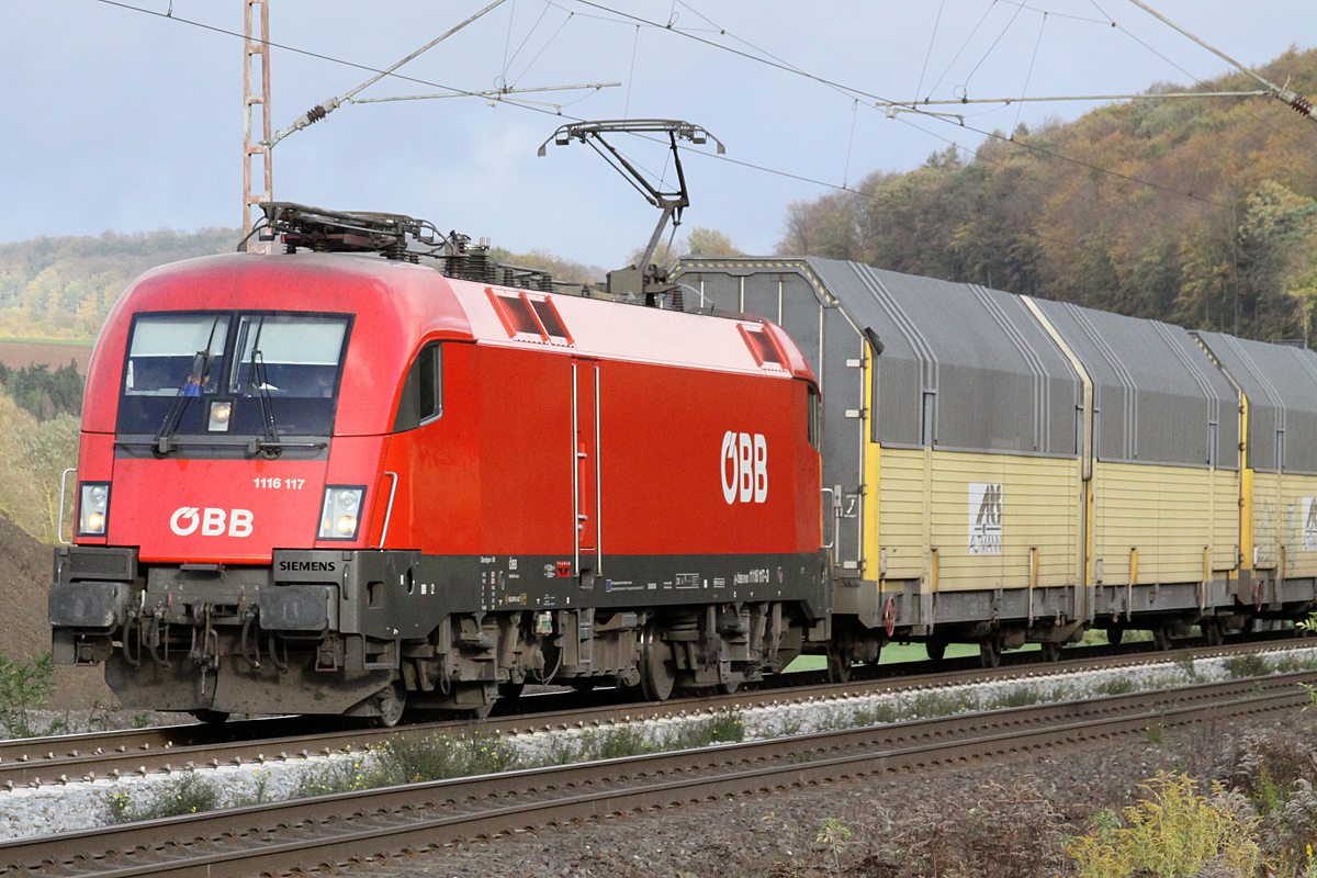 ÖBB 1116 117 am 27.10.2017  16:21 nördlich von Salzderhelden am BÜ 75,1 in Richtung Göttingen mit Altmannzug