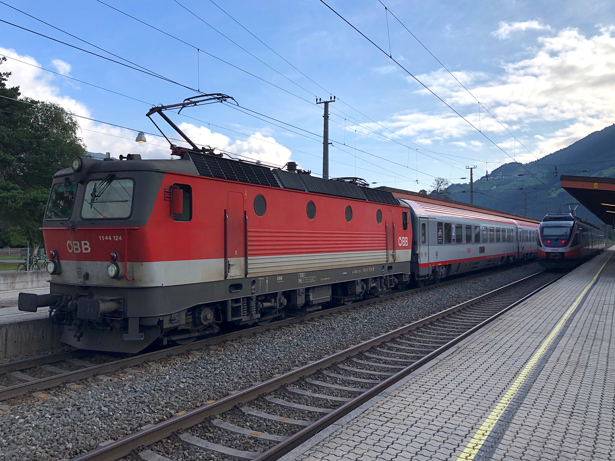 ÖBB 1116 124-5 brachte zusammen mit ÖBB 1016 017-6 am Zugschluss den IC 118  Bodensee  bis nach Lindau Hbf (Insel). Aufgenommen in Ötztal-Bahnhof am 12.09.2021