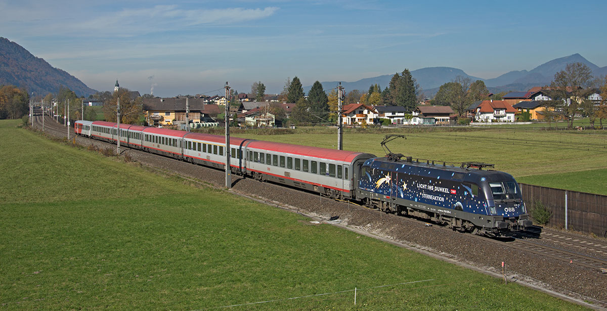 ÖBB 1116 126 Licht ins Dunkel mit dem Ersatzzug für EC 217, dieser verkehrt ja wegen der aktuellen Lage nicht zwischen München - Salzburg und wird in österreichischen Abschnitt mit einer 1116 + FV Wagen geführ, aufgenommen bei Kuchl am 28.10.2015. 