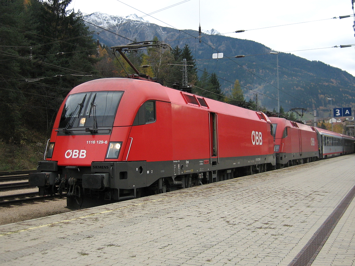 ÖBB 1116 129-6 und eine weitere 1116 beim Zwischenhalt in Landeck-Zams mit einem EC nach Wien Westbahnhof. Aufgenommen am 09.11.2008