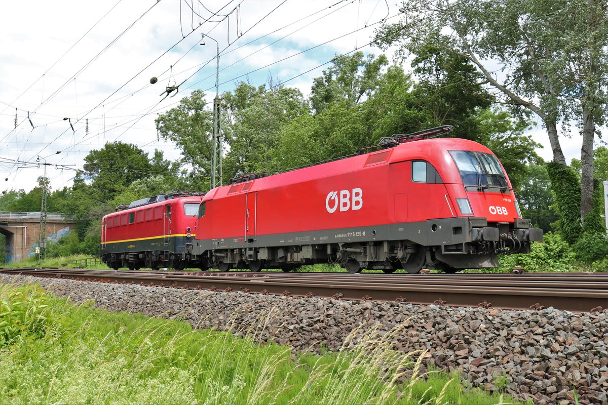 ÖBB 1116 129-8 und 140 003 am 15.06.19 bei Hanau Nord von einen Feld aus fotografiert