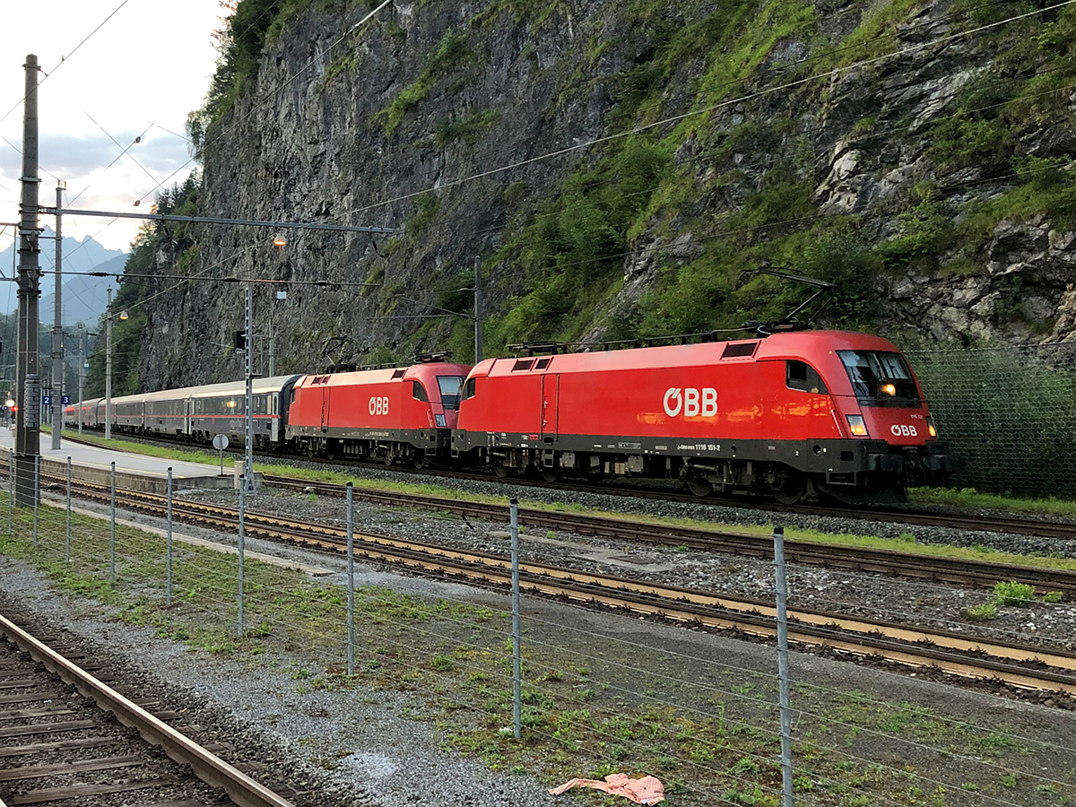 ÖBB 1116 151 und 1116 257 mit dem stark verspäteten NightJet/Euronight 466/40462 (Wien Hbf/Budapest-Keleti - Zürich HB) beim Zwischenhalt auf Gleis 4 in Imst-Pitztal am frühen Morgen des 11.08.2021