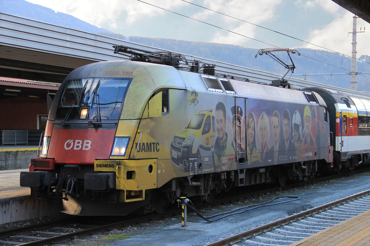 ÖBB 1116 153-8 im alten  ÖAMTC  Design wartet mit dem IC 515 nach Graz Hbf auf die Abfahrt auf Gleis 6 in Innsbruck Hbf. Aufgenommen am 06.11.2015