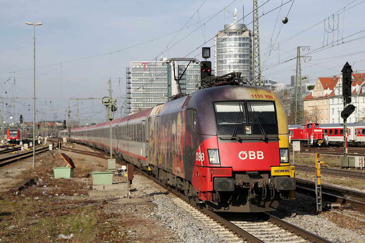 ÖBB 1116 153 erreicht mit dem zwei Stunden verspäteten EC 112 aus Klagenfurt München Ost, 09.04.2015
