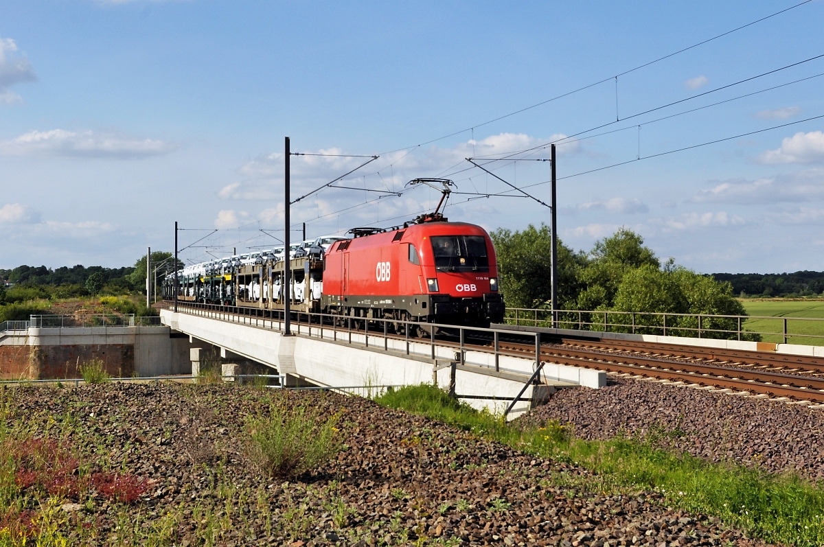 ÖBB 1116 164 ist mit einem Autotransportzug am 14.06.17 bei Wahnebergen in Richtung Hannover unterwegs.
