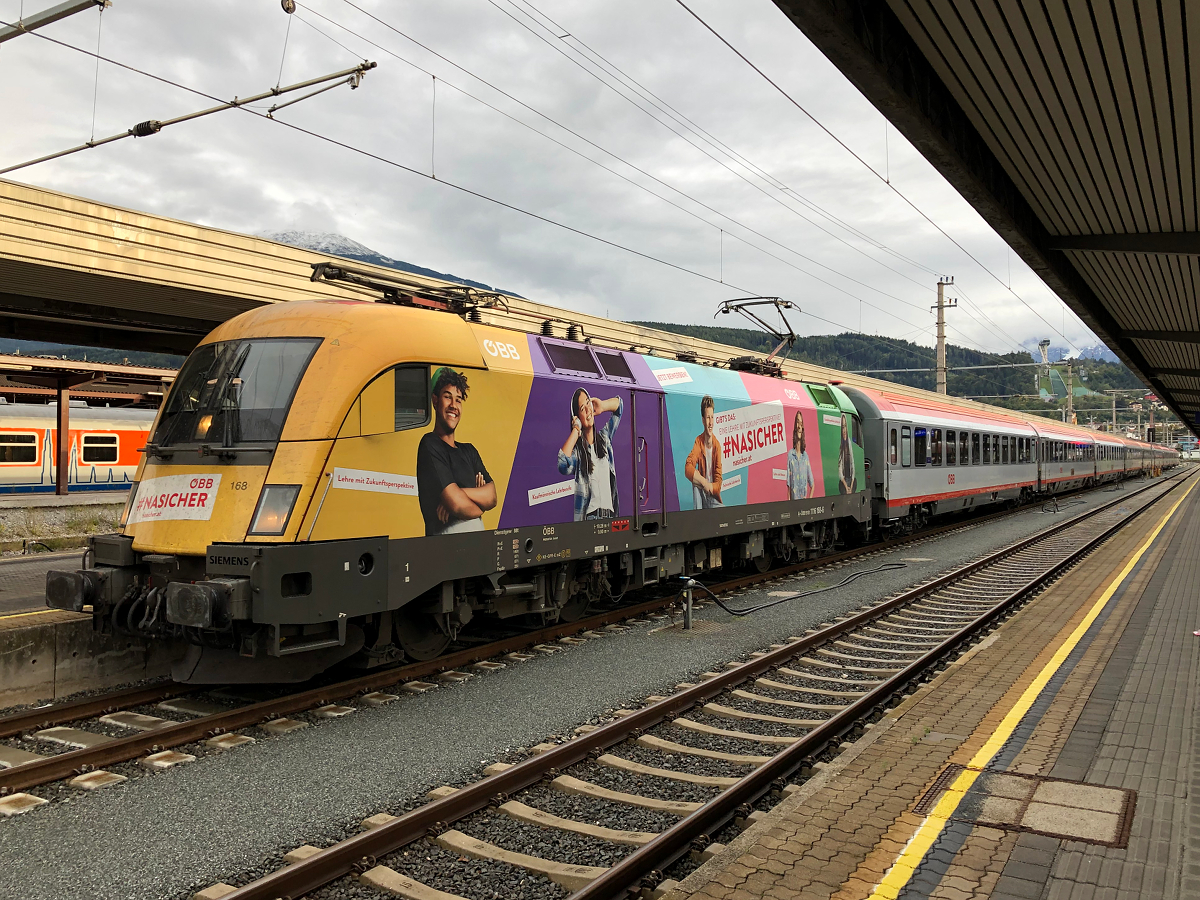 ÖBB 1116 168-6  #Nasicher  mit dem REX 5341 nach Kufstein kurz vor der Abfahrt in Innsbruck Hbf. Aufgenommen am Abend des 06.10.2021