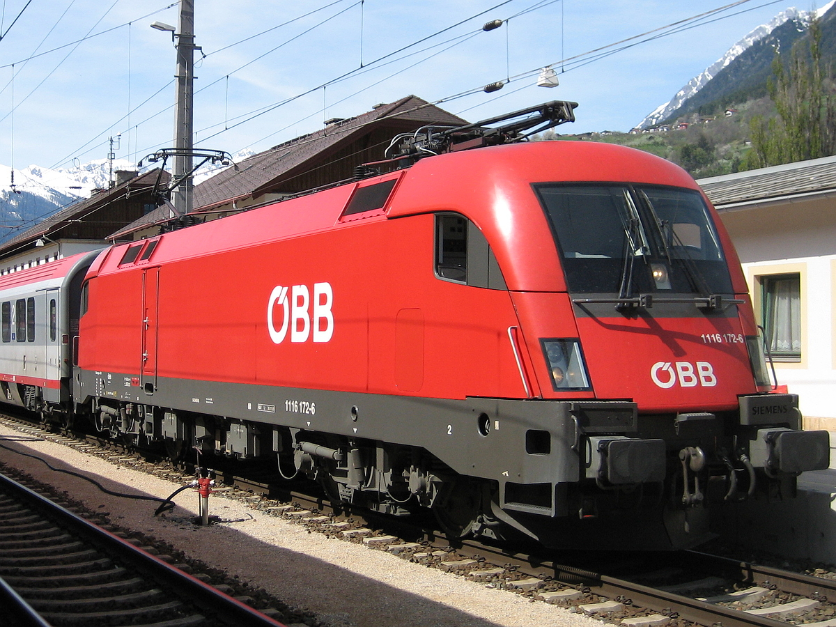 ÖBB 1116 172-6 mit einem EC von Bregenz nach Wien Westbahnhof. Hier beim kurz vor der Abfahrt in Landeck-Zams welche aufgrund des Schienenersatzverkehrs von Bludenz zwecks Baustelle von hier erfolgte. Aufgenommen am 25.04.2009