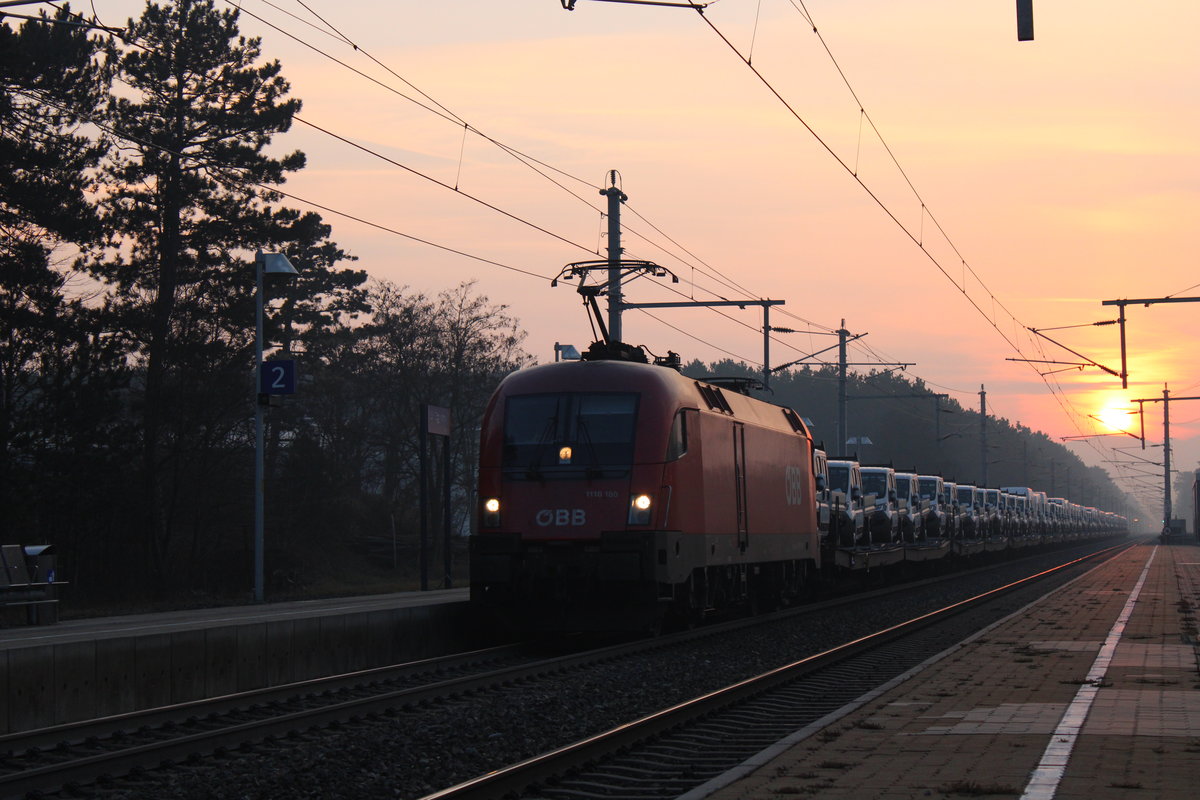 ÖBB 1116-180 durchfährt am 09.01.2020 im letzten Sonnenlicht des Tages den Bahnhof St. Egyden am Steinfeld. 