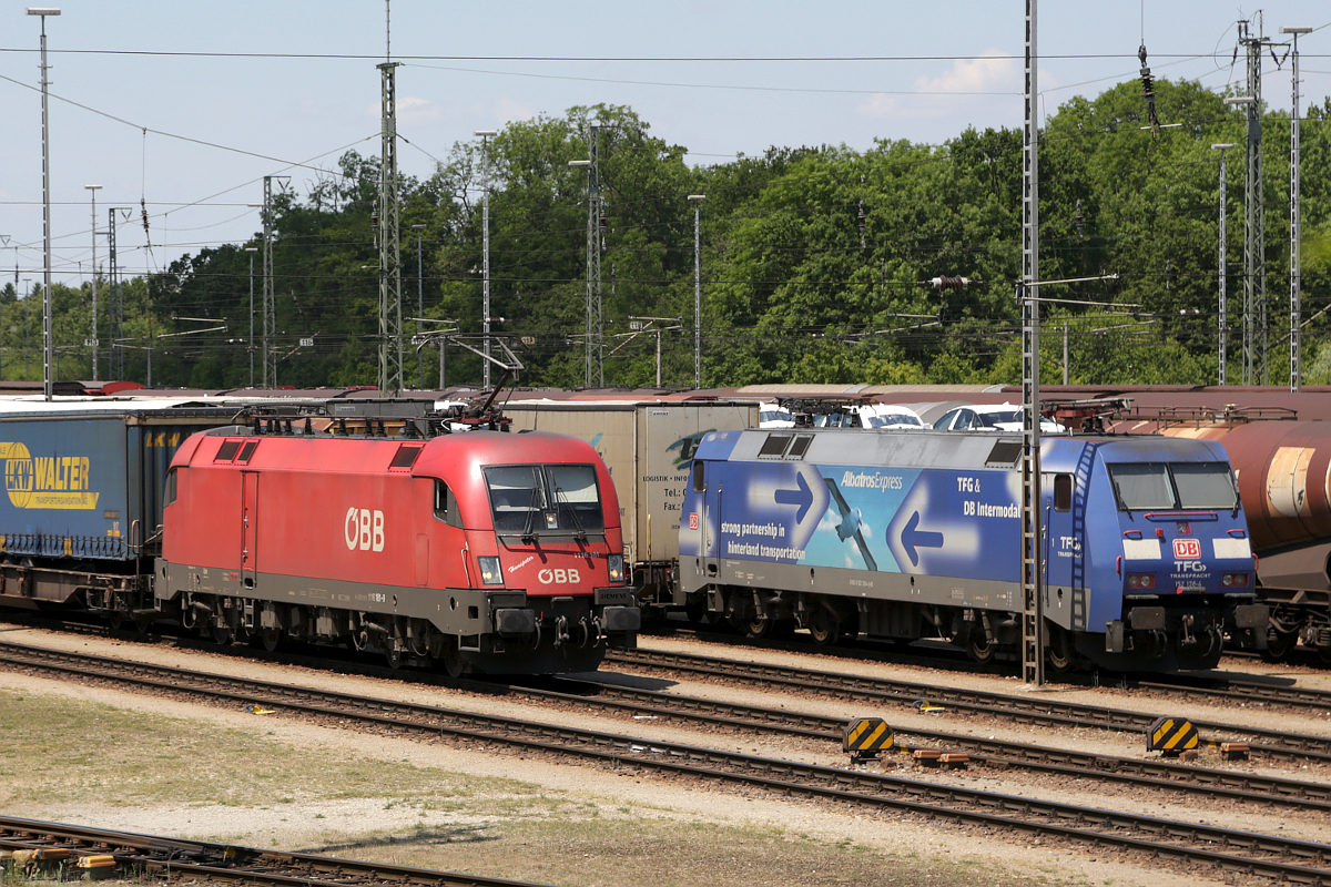 ÖBB 1116 181-9 wartet in der Einfahrgruppe des Rangierbahnhofs München Nord auf die Ausfahrt; daneben steht DB 152 138-4  Albatros-Express ; 07.06.2014