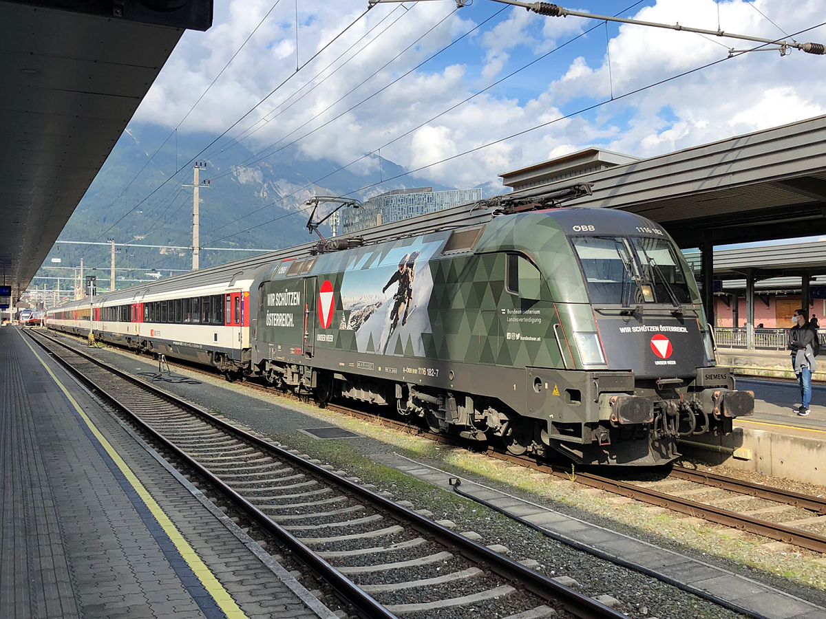 ÖBB 1116 182-7  Bundesheer  mit dem EC 164  Transalpin  von Graz Hbf nach Zürich HB bei der Einfahrt in Innsbruck Hbf. Aufgenommen am 27.09.2021