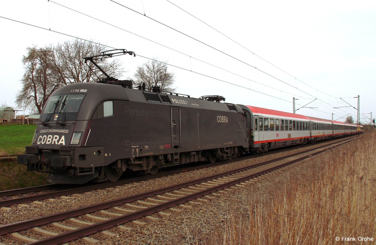 ÖBB 1116 182-7 Werbelok Polizei Einsatzkommando Cobra, unterwegs bei Hilperting vor EC 85 München Hbf. - Bologna Centrale, KBS 950 München - Kufstein, fotografiert am 31.03.2014