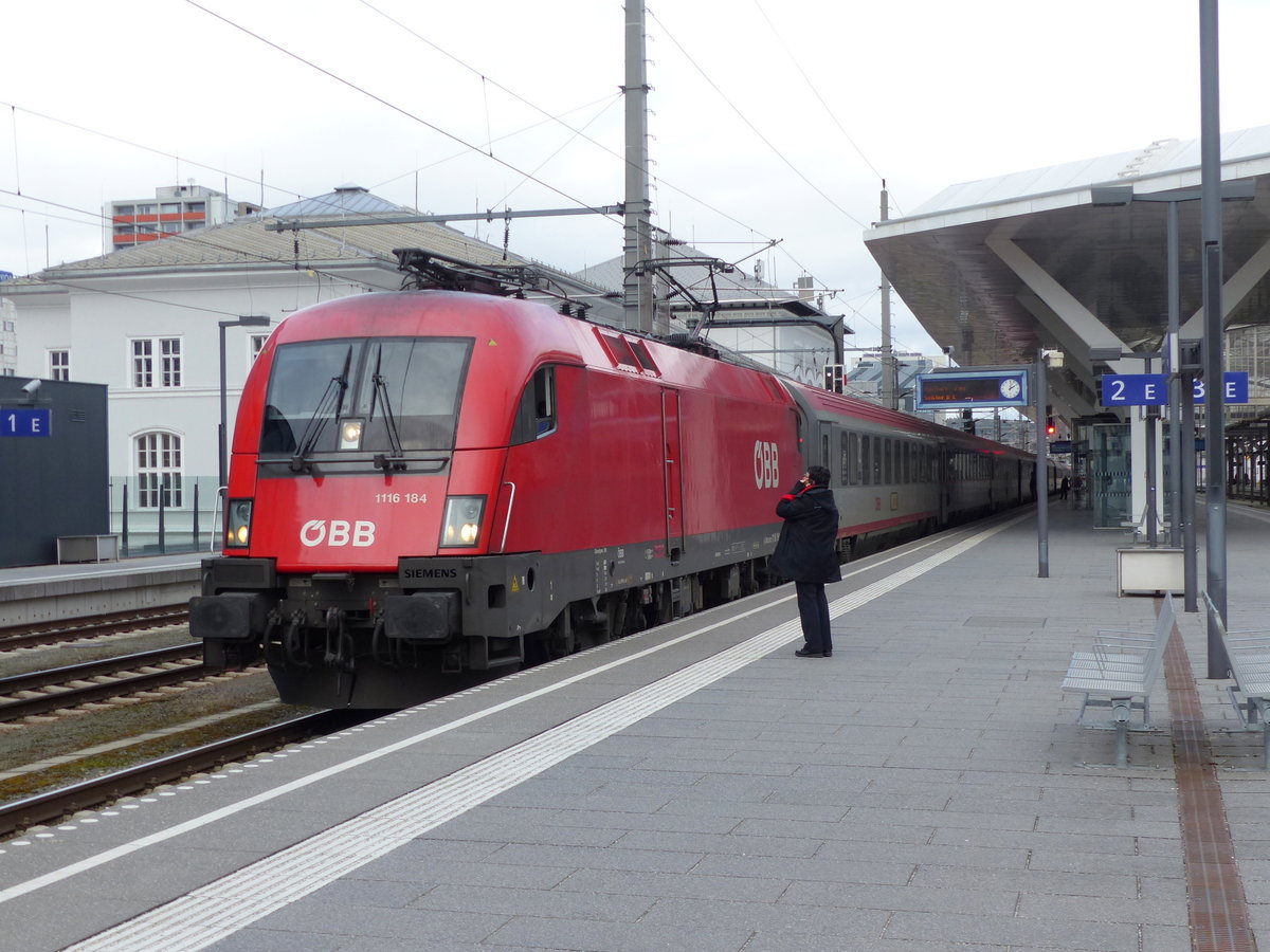 ÖBB 1116 184 mit dem EC 112  Blauer Enzian  von Klagenfurt Hbf nach Frankfurt (M) Hbf, am 12.02.2020 in Salzburg Hbf.