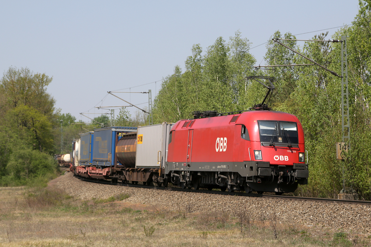 ÖBB 1116 189 fährt mit ihren Zug in die südl. Umgehung des Rangierbahnhofs München Nord ein, 25.04.2020