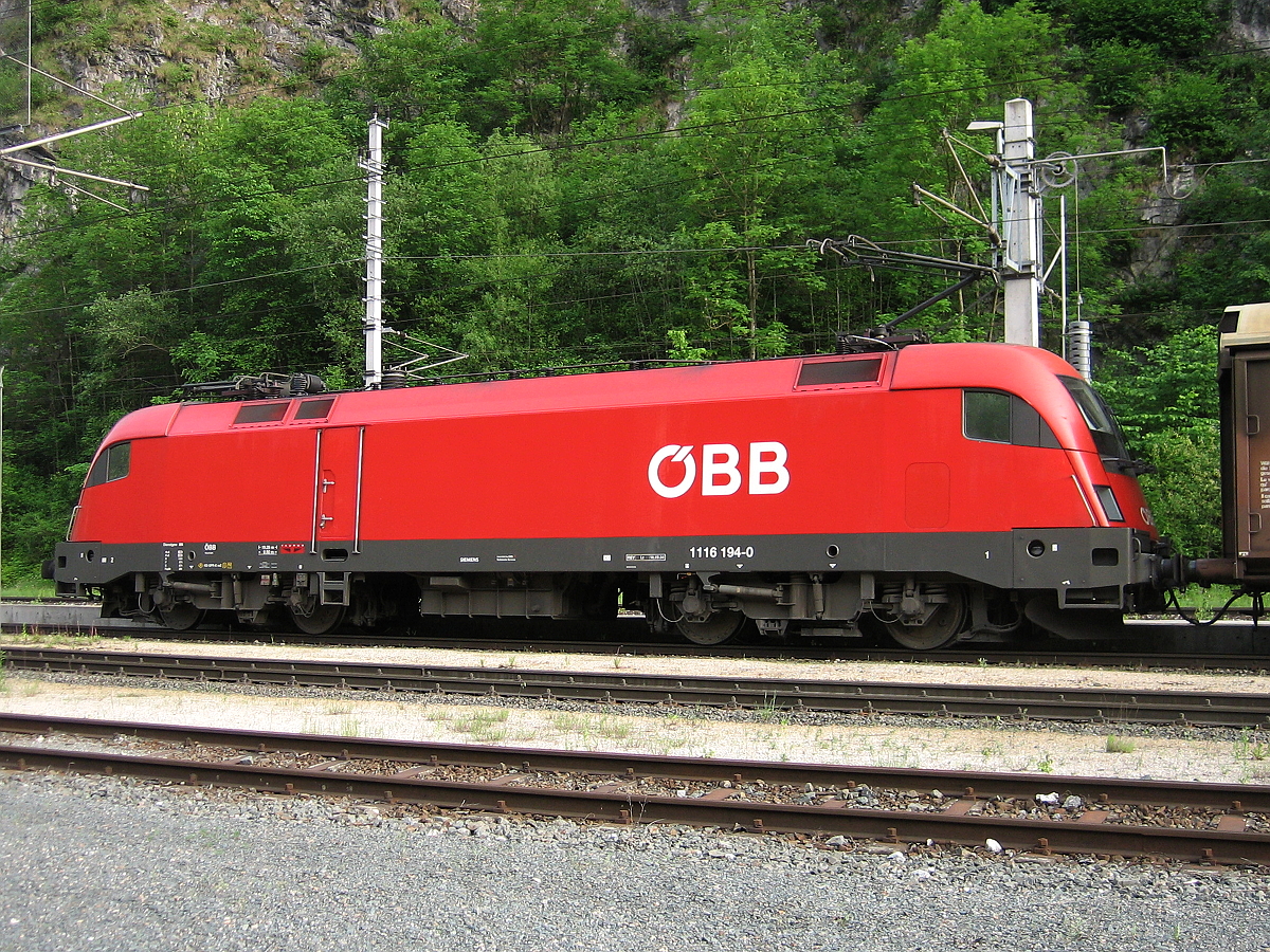 ÖBB 1116 194-0 an einem Güterzug Richtung Hall in Tirol beim Zwischenhalt im Bahnhof Imst-Pitztal aufgrund einer Zugkreuzung mit einem anderen Güterzug. Aufgenommen am 28.05.2008