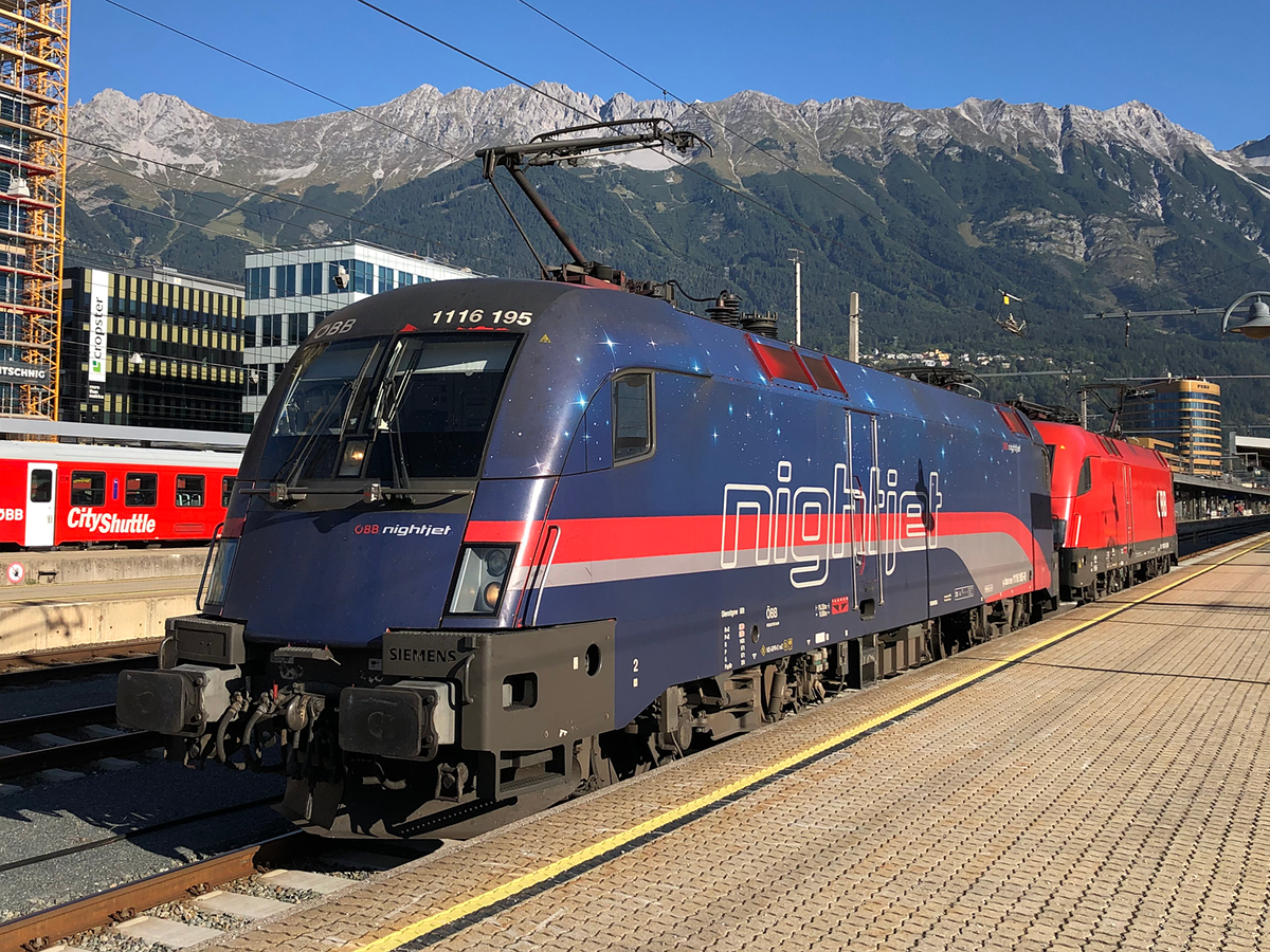 ÖBB 1116 195-9  NightJet  und ÖBB 1116 097-7 als Lokzug von Hall in Tirol kommend bei der Durchfahrt in Innsbruck Hbf. Beide Loks wurden wenig später in der Nähe des Lokschuppens abgestellt. Aufgenommen am 25.09.2021