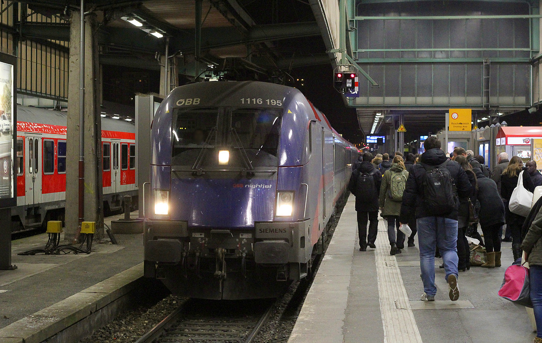 ÖBB 1116 195 (am anderen Zugende 1116 198) mit EC 112 von Klagenfurt Hbf nach Frankfurt (Main) Hbf.
Aufgenommen am 5. Dezember 2016 in Stuttgart Hbf.