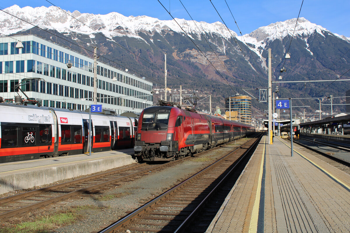 ÖBB 1116 214 verlässt Innsbruck Hbf mit einem Railjet in Richtung Zürich HB. (01.01.2023)