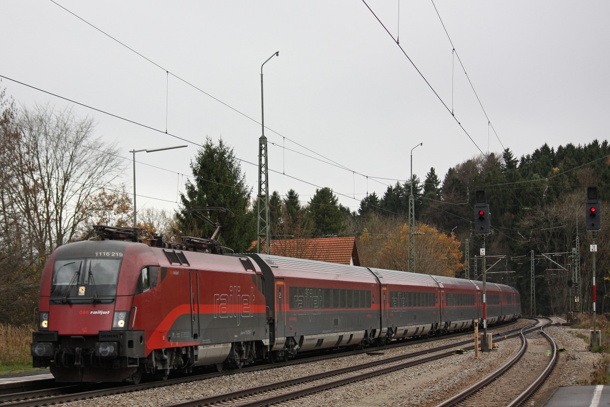 ÖBB 1116 219 mit einem RailJet in Aßling (Obb.).