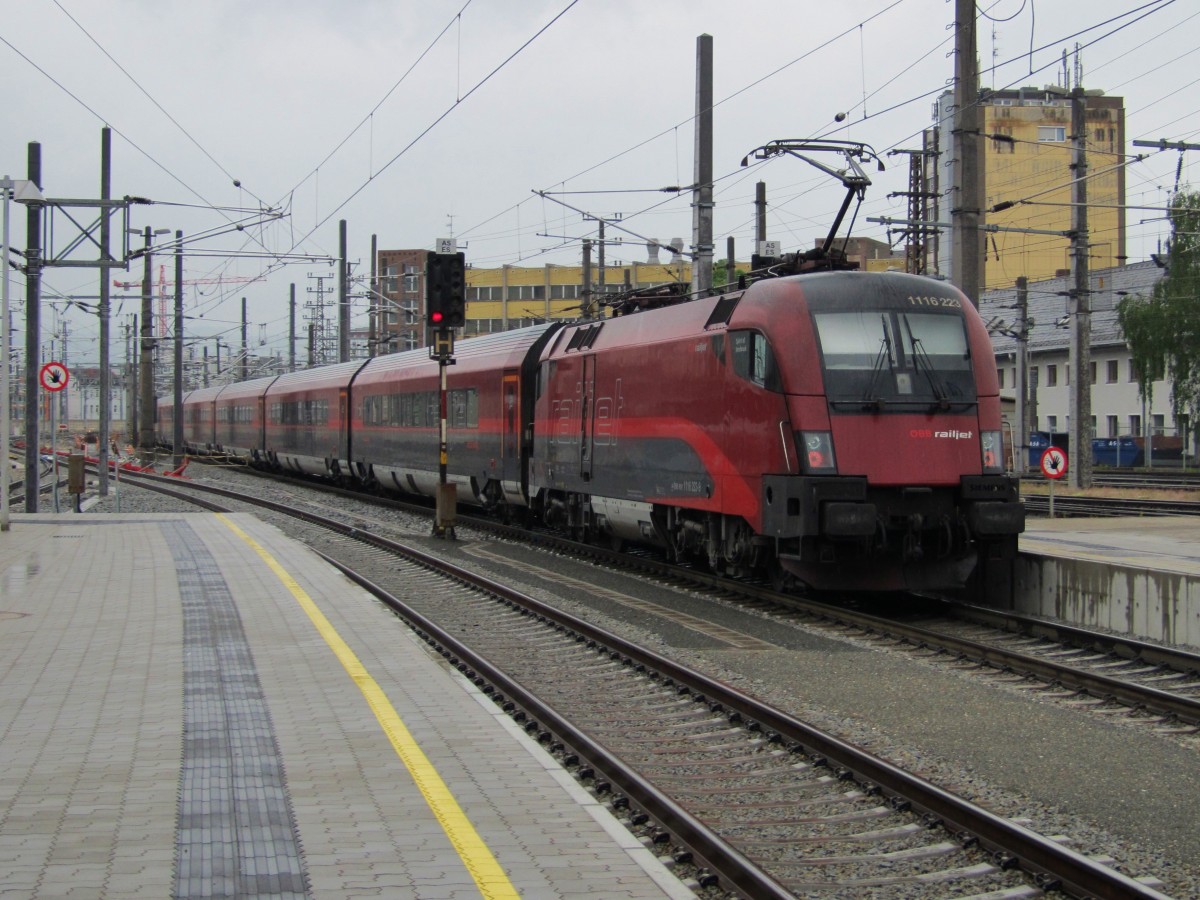 ÖBB 1116 223 schiebt die Railjetgarnitur (RJ) aus Zürich Hbf nach Budapest-Keleti aus Linz Hbf. Eine weitere RJ Garnitur aus Bregenz nach Wien Westbahnhof war vorgespannt.