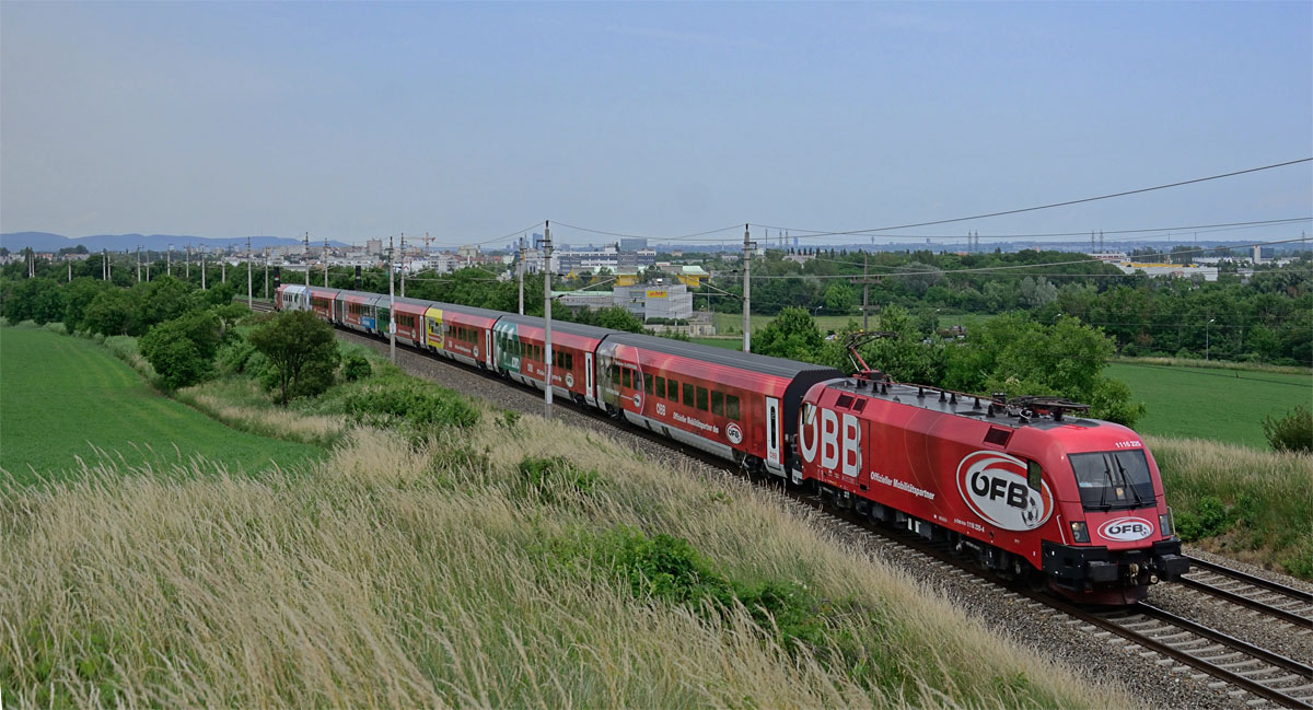 ÖBB 1116 225 + RJ Garnitur 25 mit neuer Vollwerbung für ÖFB als RJ 539 von Wien Hbf nach Villach Hbf am 14.06.2015