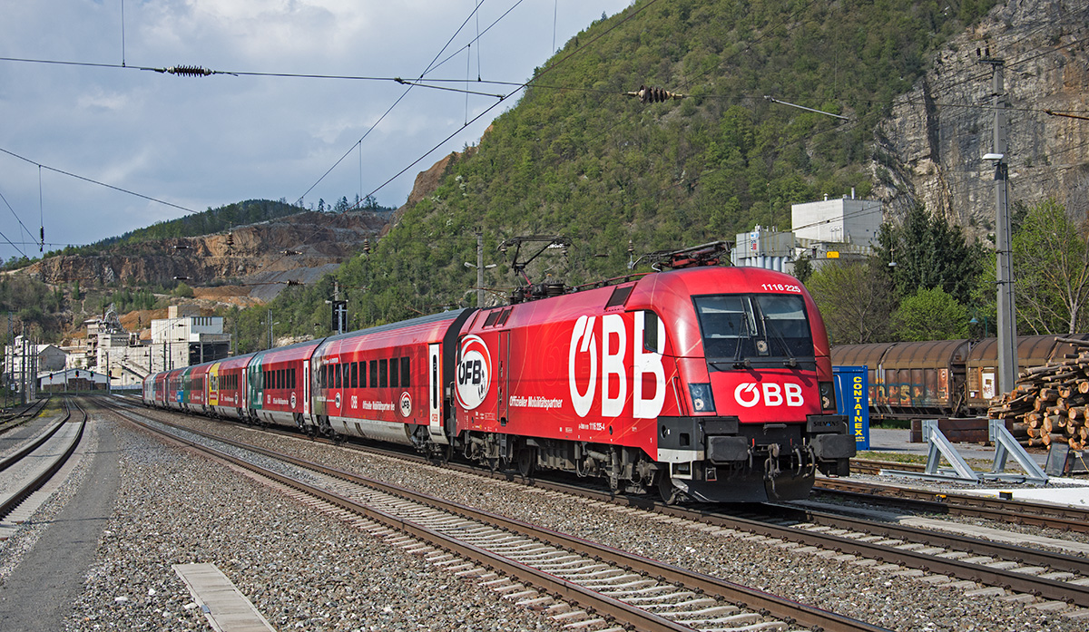 ÖBB 1116 225 mit den ÖFB Railjet als RJ 73 von Mürzzuschlag nach Graz Hbf, Peggau-Deutschfeistritz, 12.04.2016.