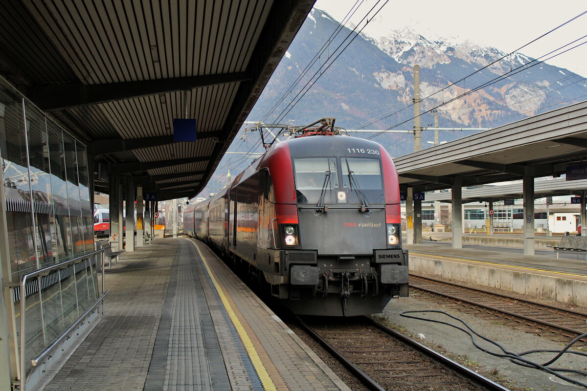 ÖBB 1116 230 erreicht mit dem Railjet 860 nach Frankfurt Hbf den Bahnhof Innsbruck Hbf. (31.12.2022)