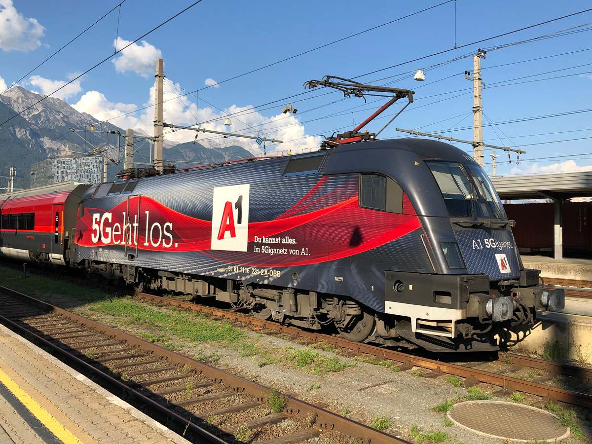 ÖBB 1116 231-2  5Gigalok  schob den RJX 661 von Bregenz nach Flughafen Wien. Hier beim Zwischenhalt in Innsbruck Hbf. Aufgenommen am Abend des 09.09.2021