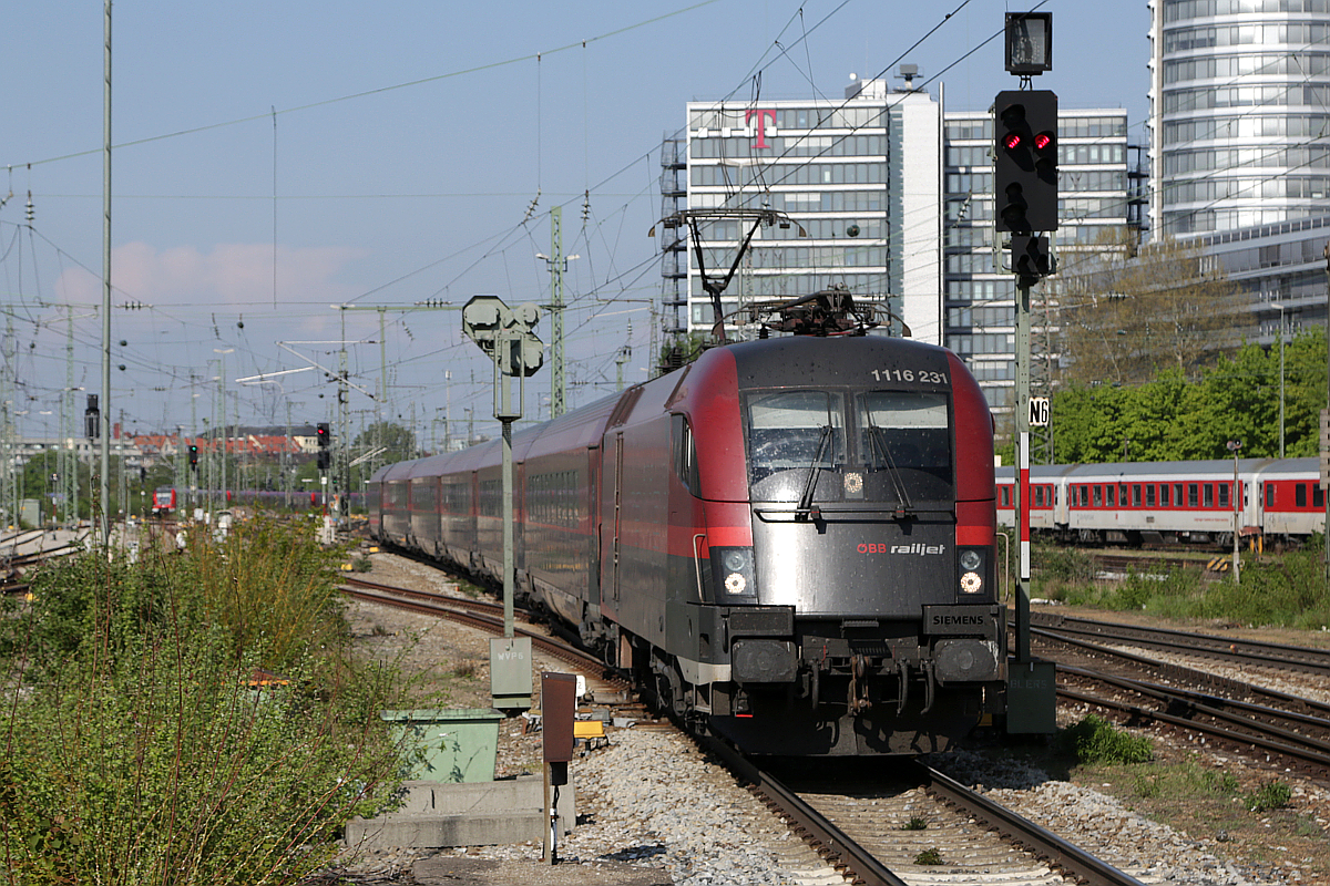 ÖBB 1116 231 durchfährt mit RJ62 aus Budapest München Ost, 25.04.2014
