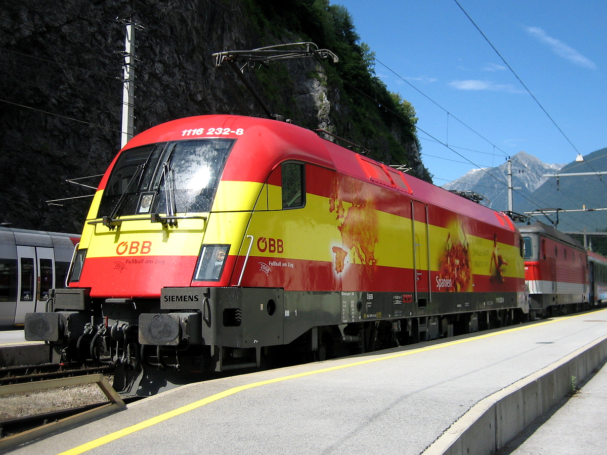 ÖBB 1116 232-8  EM Spanien  am EC 669 von Bregenz nach Graz Hbf beim Zwischenhalt hier in Bahnhof Imst-Pitztal. Aufgenommen am 06.07.2008