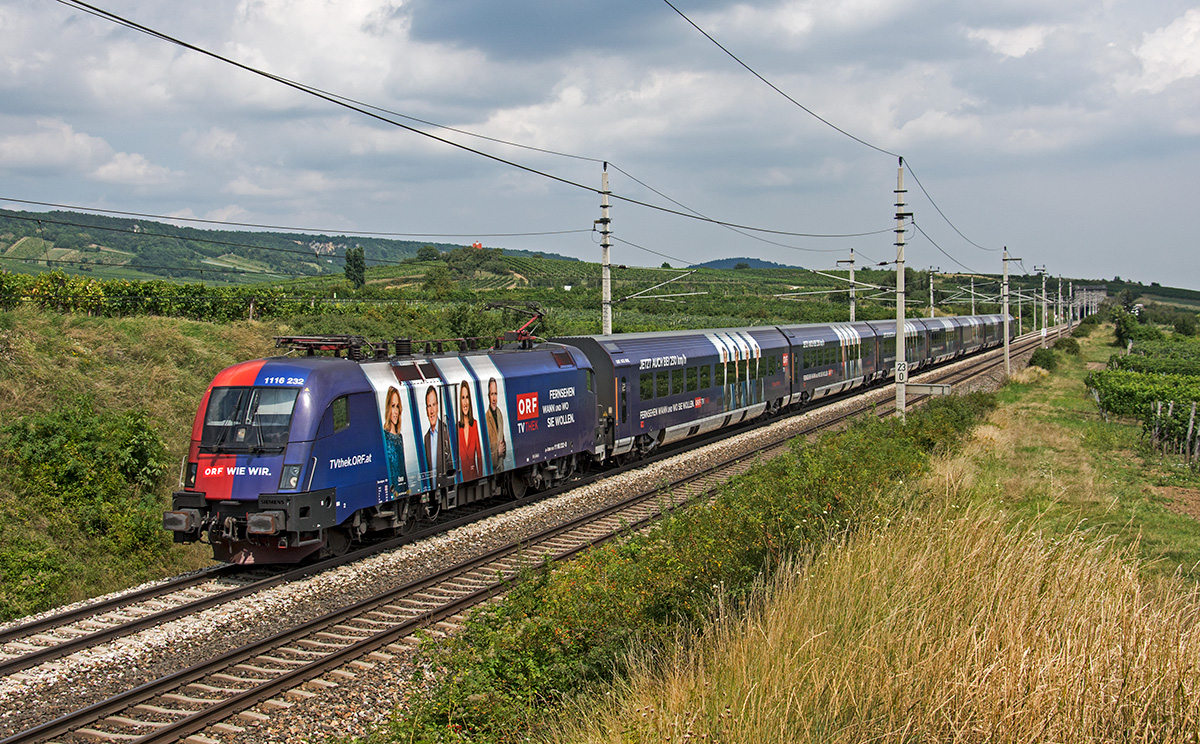 ÖBB 1116 232 mit den ORF Reiljet Garnitur 32 als RJ 537 von Wien Hbf nach Villach Hbf bei Pfaffstätten, 16.08.2016. 
