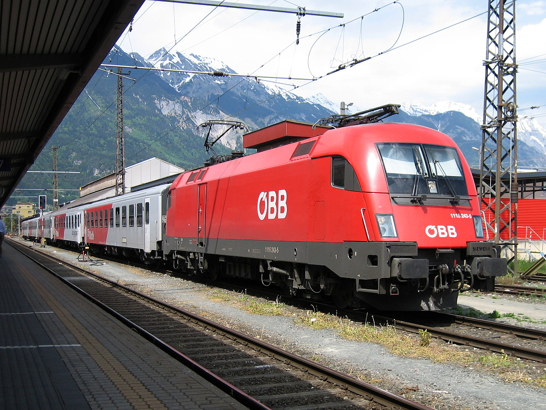 ÖBB 1116 243-5 mit City-Shuttle-Wagen der Linie Salzburg in Innsbruck Hbf. Aufgenommen am 15.05.2008