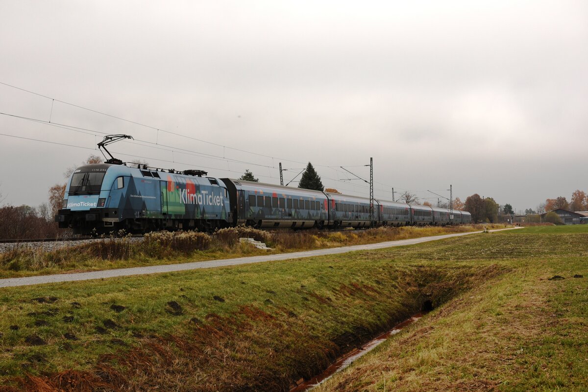 ÖBB 1116 244 als Klima Ticket Railjet auf der Strecke Salzburg in Richtung Kufstein kurz nach Übersee am Chiemsee. Aufgenommen am 14.11.21 